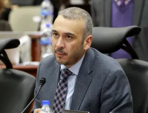 Consejero del INE impugna reducción de 10% a su salario