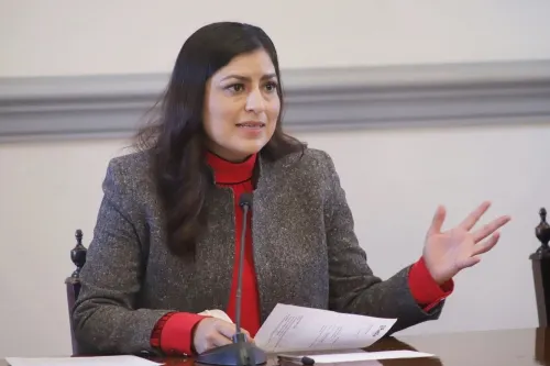 Congreso llama a comparecer a Claudia Rivera