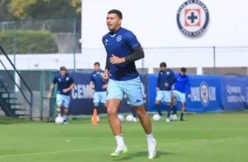 Martín Anselmi entrenador de Cruz Azul ha pedido a la directiva la baja del defensor paraguayo Juan Escobar