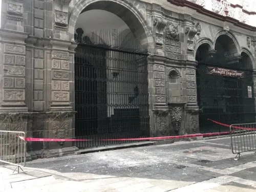 Caen fragmentos de la fachada de la iglesia de La Compañía