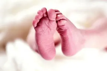Por la muerte de su hijo, a quien sometió a una dieta vegana, dan cadena perpetua a una mujer en EE. UU.