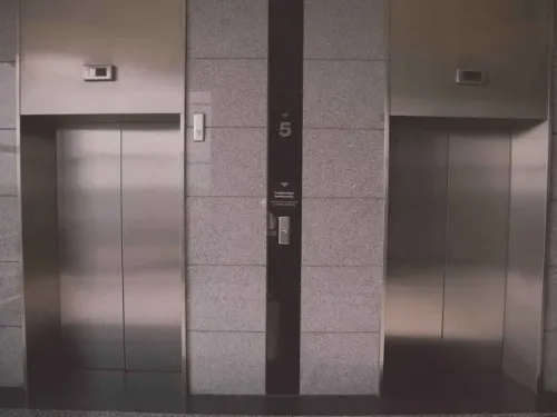 Mueren 11 personas tras desplomarse elevador en China