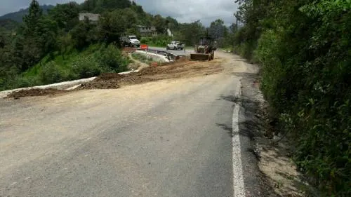 Protección Civil e Infraestructura atienden afectaciones en vialidad de la Sierra Norte