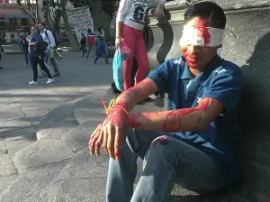 Recuerdan con performance agresión a estudiantes de la BUAP hace 8 años