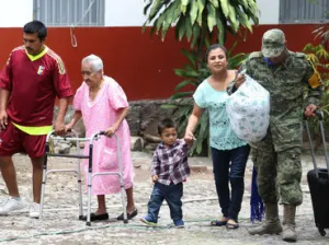 Ofrecen alimentos y atención médica a afectados por Volcán El Colima