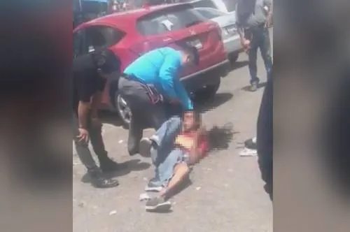 Comerciantes del Mercado Morelos golpean a presunto ladrón