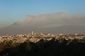 El volcán Popocatépetl registró 31 exhalaciones y ligera caída de ceniza: Cenapred