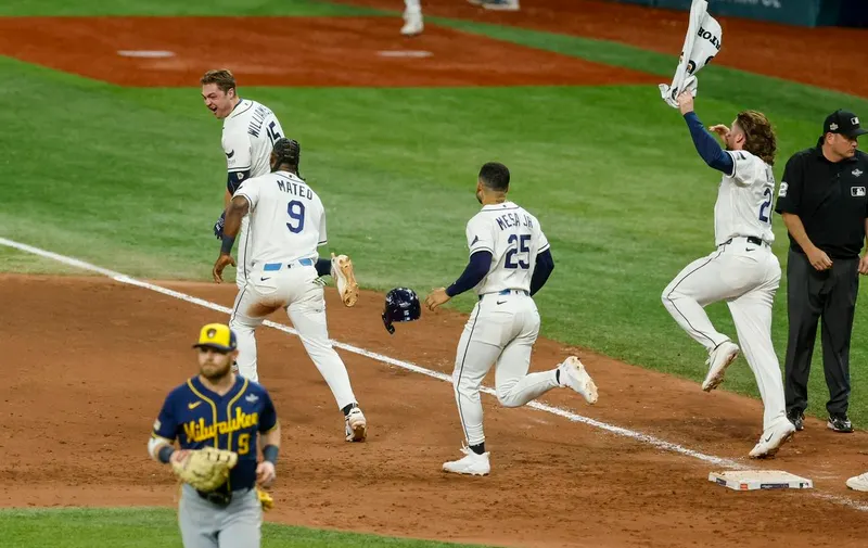 ¡Milagro en la Serie Mundial! Rays remontan en la 12ª entrada y evitan la barrida de Brewers