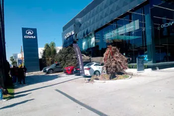 Fuertes vientos derriban árbol en el bulevar Hermanos Serdán y aplasta a varios autos