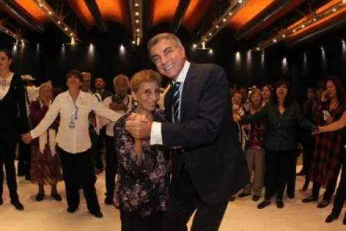Dinorah López y Tony Gali celebran a los adultos mayores con baile de gala