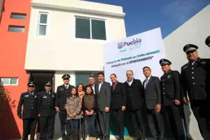 Eduardo Rivera entrega primera casa con crédito Infonavit a elemento de la SSPTM