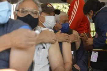 Vacunan a 40 mil personas en Puebla capital en primer día de refuerzos