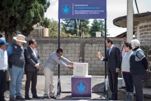 El Rector Alfonso Esparza coloca la primera piedra de un nuevo centro comunitario Kali
