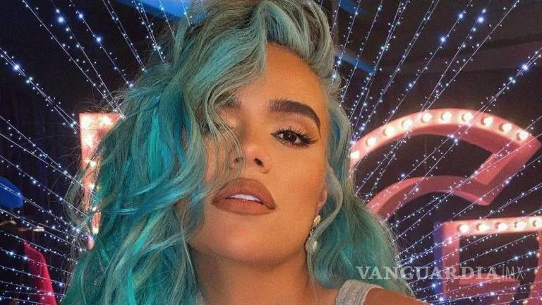 Karol G sufre aparatosa caída en concierto