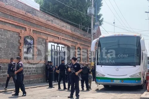 Policía Estatal detiene a un grupo de migrantes en Puebla