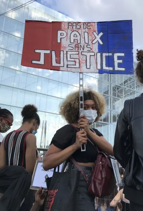 Fuertes choques entre manifestantes y la policía durante una protesta contra el racismo en París