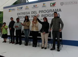 Entregan paquetes escolares Beca a un Niño Indígena