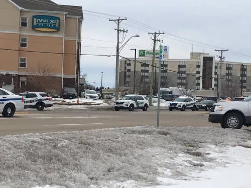 Reportan tiroteo activo en motel de Illinois, EU