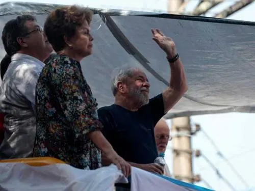 Sale Lula de refugio; asiste a misa en recuerdo de su esposa