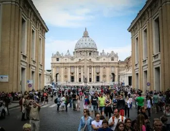 El Vaticano niega invitación oficial a Samuel García y Mariana Rodríguez