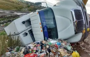 Camión de basura de San Pedro volteó en Relleno de Huejotzingo