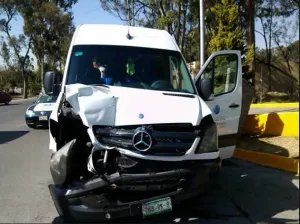 Camioneta que trasladaba a reporteros chocó; reportan lesiones mínimas