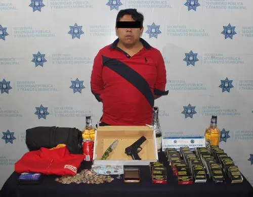 Elementos de la SSPTM asegura a un probable asaltante de tienda Oxxo