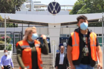 Uso de audífonos y memorias USB al interior de planta Volkswagen será motivo de despido sin liquidación