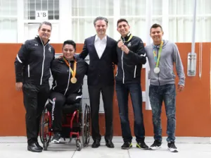 Medallistas piden a niños a seguir sus sueños