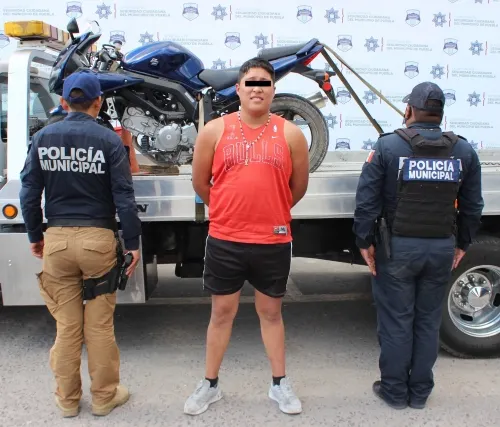 Recuperó policía municipal de Puebla una motocicleta robada; el conductor fue detenido