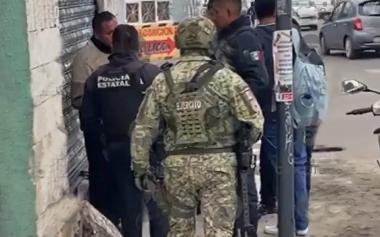 Policía auxiliar es golpeado por carteristas en transporte público de Puebla