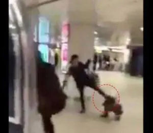 Video: Mujer es captada al patear a su hija en la cabeza