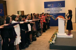 Dinorah López de Gali tomó protesta a los voluntarios estatales