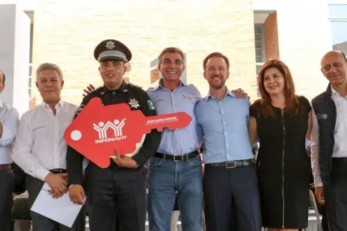 Tony Gali y David Penchyna entregan escrituras a beneficiarios de Infonavit