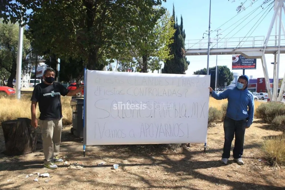 Dueños de salones sociales se manifiestan afuera de la FGE, piden su reapertura