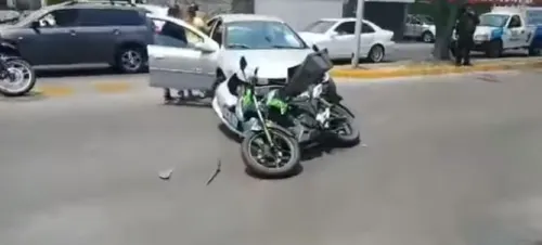 Vehículo embiste a motociclista en Prados Agua Azul
