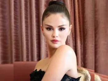 Selena Gomez deslumbra con un elegante vestido negro en medio de rumores sobre la boda de Taylor Swift y Travis Kelce