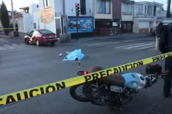Muere motociclista al chocar con un automóvil en Prados Agua Azul