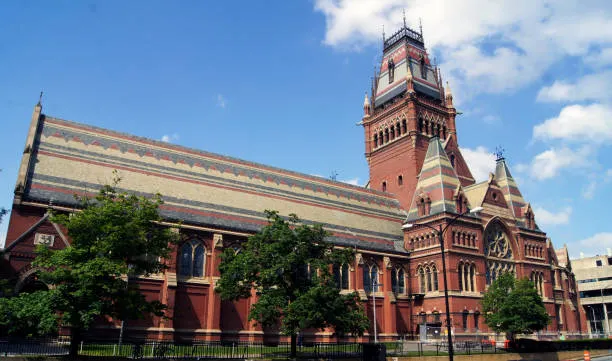 Trump congela fondos a Harvard por negarse a cumplir exigencias contra el antisemitismo