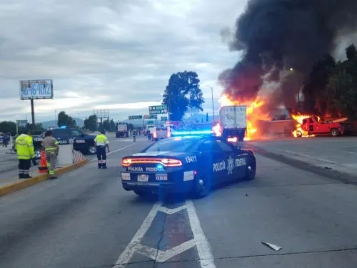 Se incendian vehículos en caseta de la México-Puebla