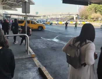 Caos vial en la terminal 1 del AICM, taxistas bloquearon el acceso