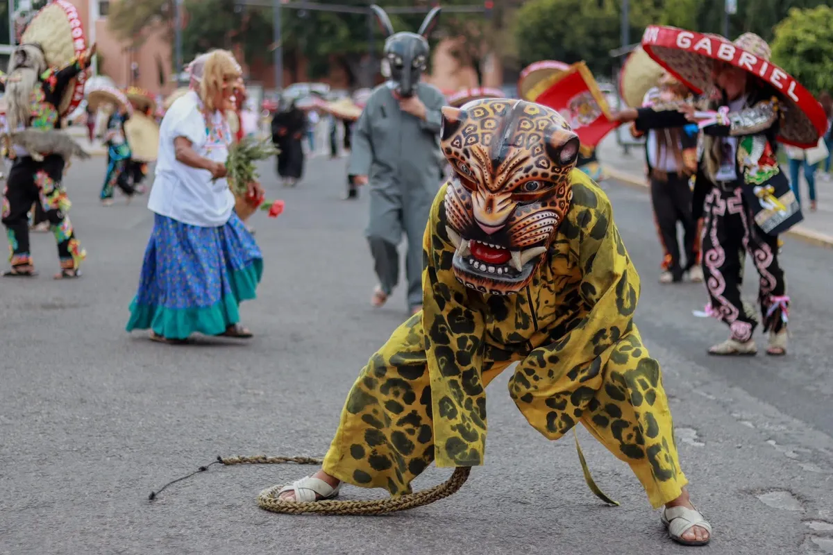 Con música y tradición, Ariadna Ayala realiza convite al gobernador para el Huey Atlixcáyotl
