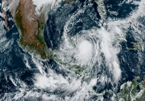 Huracán “Zeta” impactará esta noche en Quintana Roo