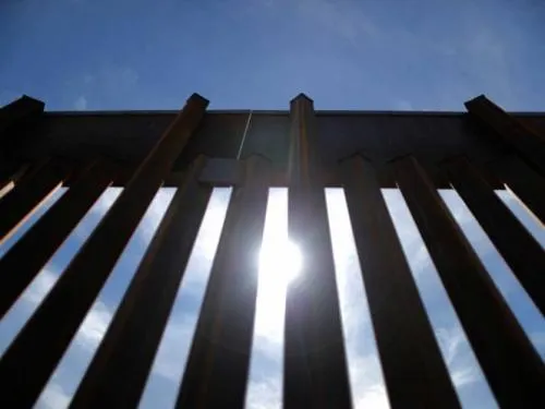 Amenazan demócratas al Pentágono por financiar muro fronterizo