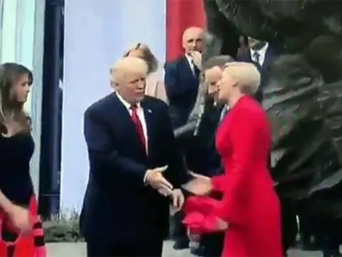 Video: Primera dama de Polonia deja a Trump “con la mano estirada”