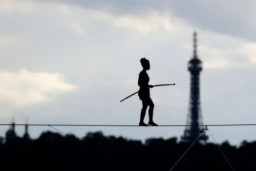 Equilibrista francesa hace historia y cruza el río Moldava de Praga en 40 minutos