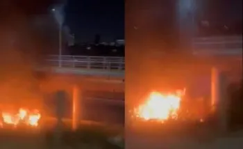 Abandonan vehículo tras choque e incendio que terminó con la unidad calcinada en Periférico