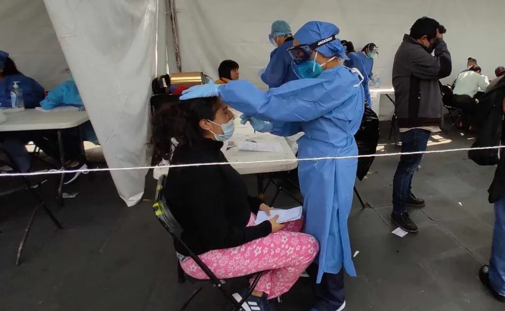 Abarrotan módulo de pruebas covid-19 en Monterrey