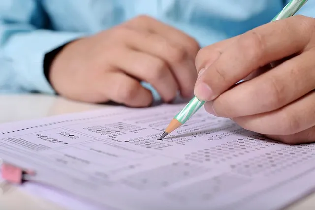 Examen de conducir obligatorio y con costo extra