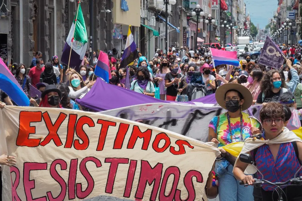 En marcha del Orgullo LGBTTTI, exigen respeto para las familias diversas